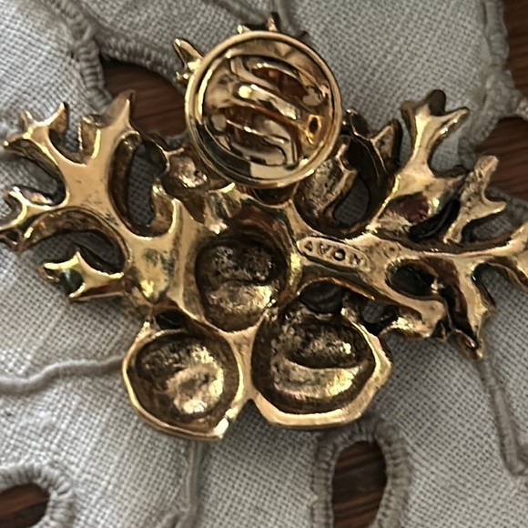 Vintage AVON Gold Tone Acorn Pin Signed - Picture 5 of 8